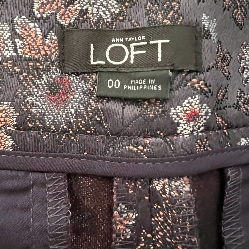Ann Taylor LOFT Brocade Floral Shorts Size 00 - Picture 3 of 3